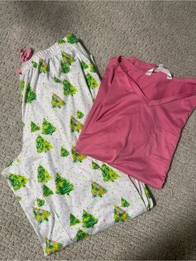 Royal Standard Women’s XL Christmas Pajama Set Pink Top Tree Print Pants